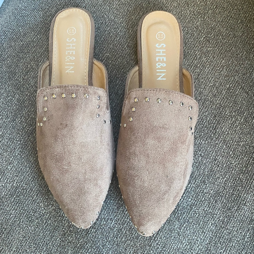 Slip on flat shoes outlined with silver beads